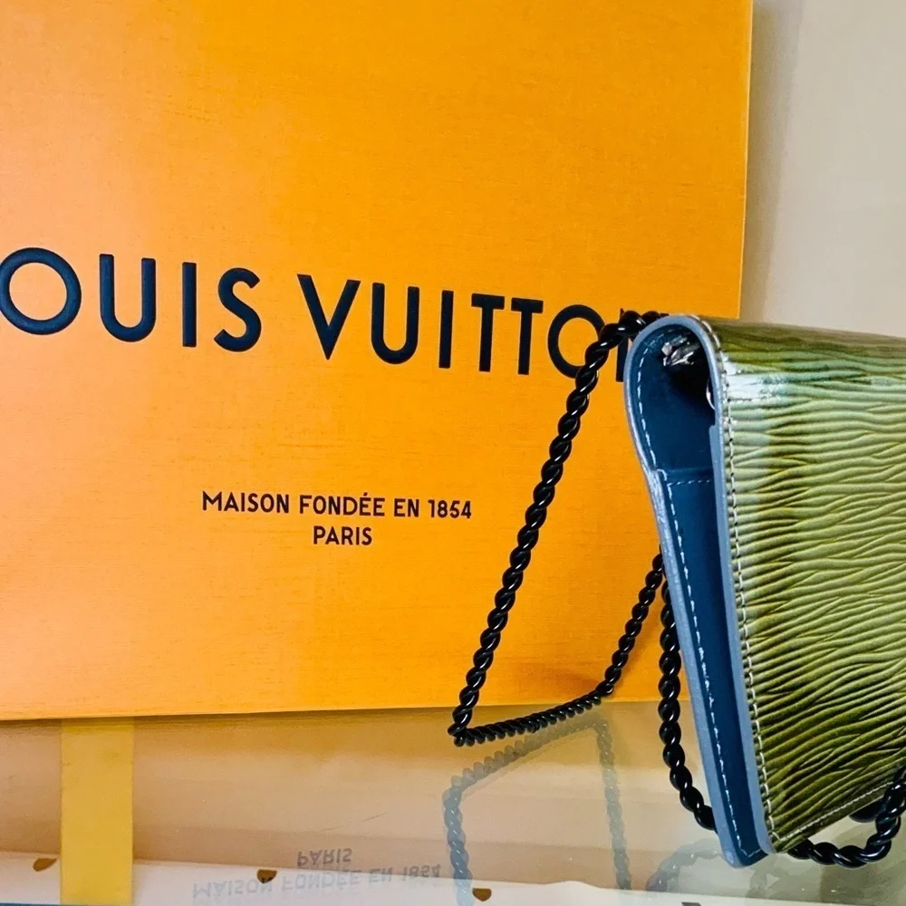 Louis Vuitton Authe EPI Leather with LV Box and Dust Bag